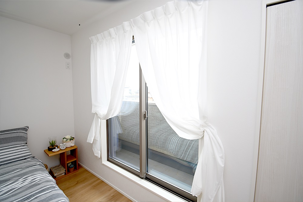 主寝室は広々していて安らげる空間に。大きな窓から光が差し込み、朝の目覚めも良さそう♪※施工事例です。実物とは異なります。