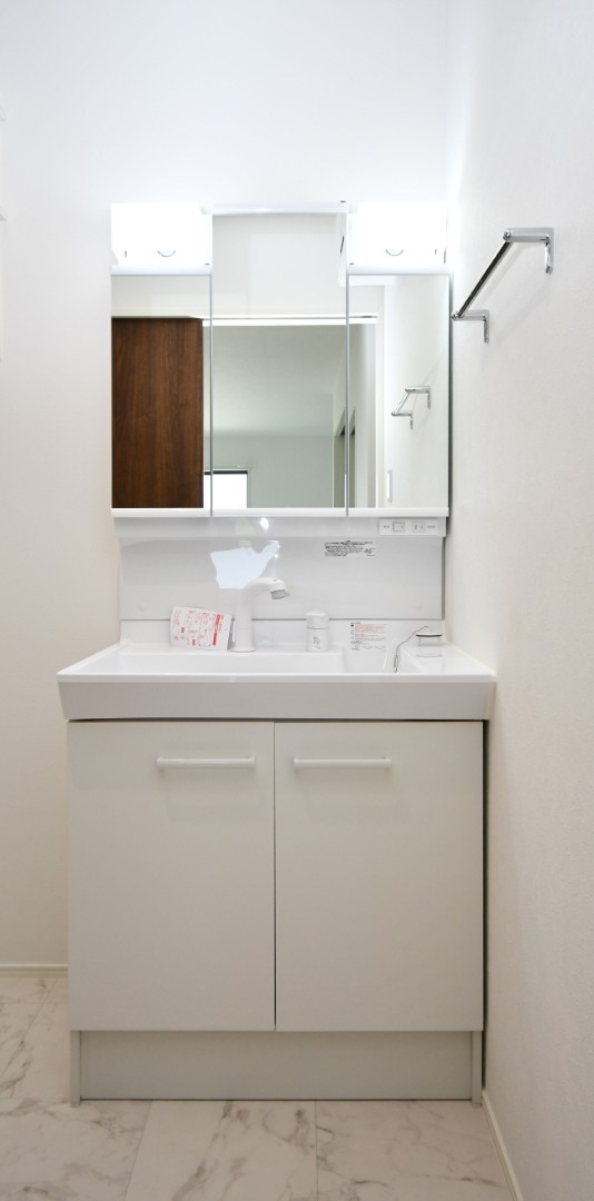 三面鏡の裏は収納スペースとなっており、物が多くなりがちな洗面台まわりをスッキリ保つことができます。