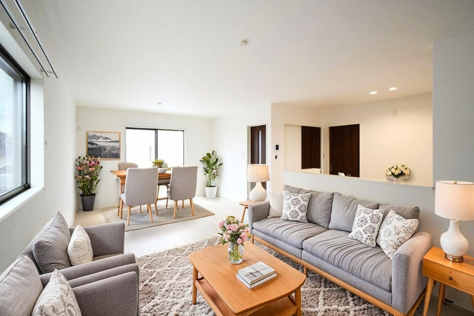 家族が集まるリビングは広々19.2帖！キッチンからもリビングが見渡せるため、どこに居ても家族を感じ、会話もはずみますね。 ※施工事例です。実物とは異なります。詳しくはお問い合わせください。 「※CGにて家具を配置しています」