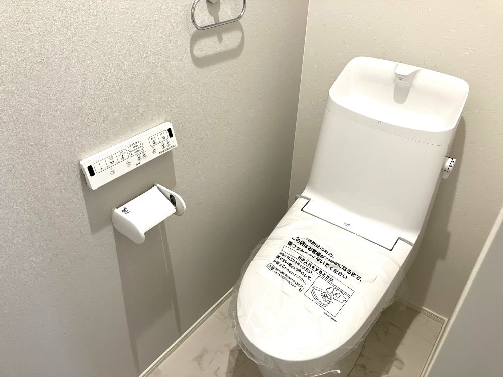 温水洗浄便座トイレ。新素材により、気になる便座もサッとひとふきでキレイになります。