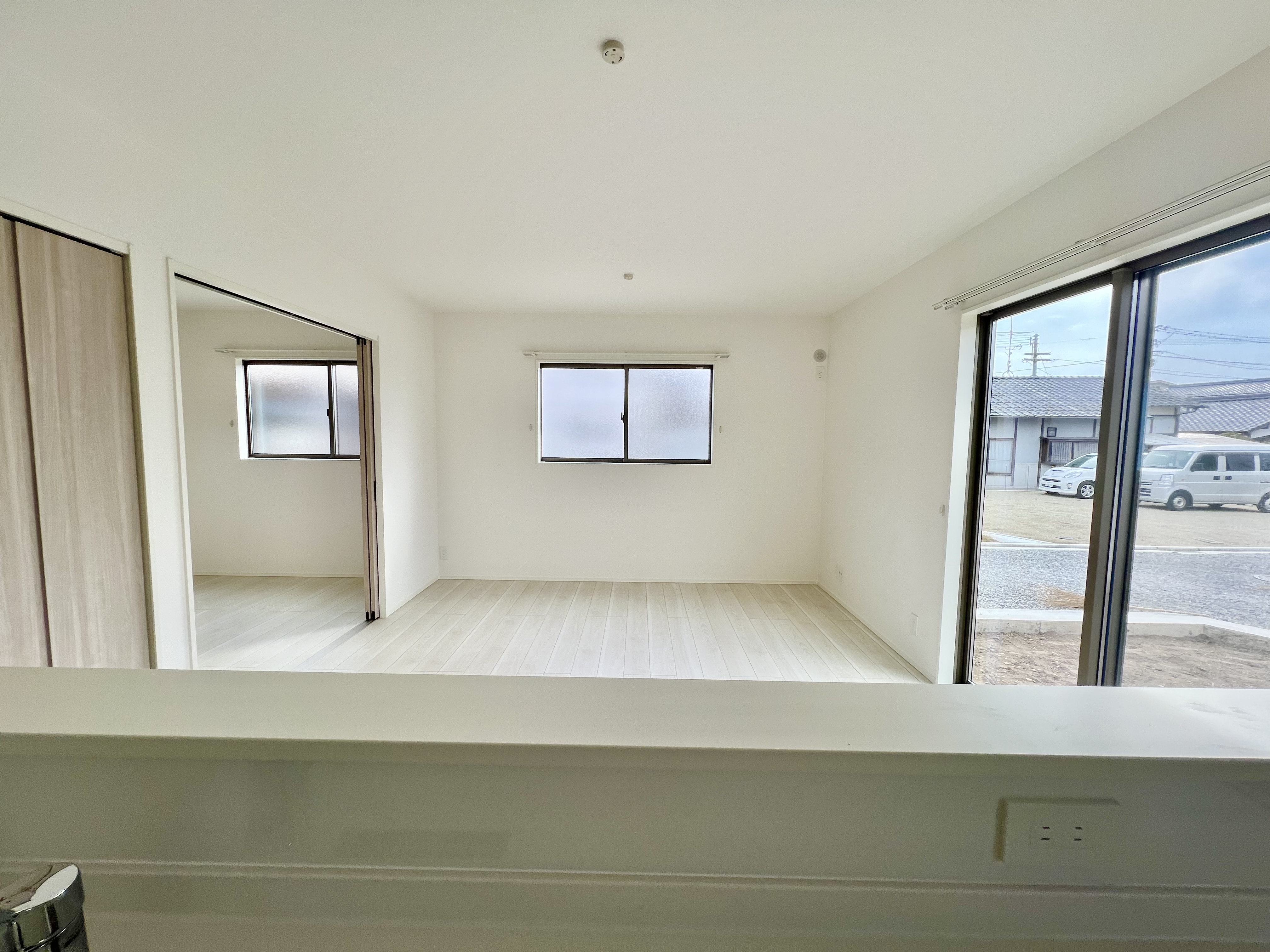 家族が集まるリビングは広々14.2帖！キッチンからもリビングが見渡せるため、どこに居ても家族を感じ、会話もはずみますね。※施工事例です。実際の建物とは異なります。