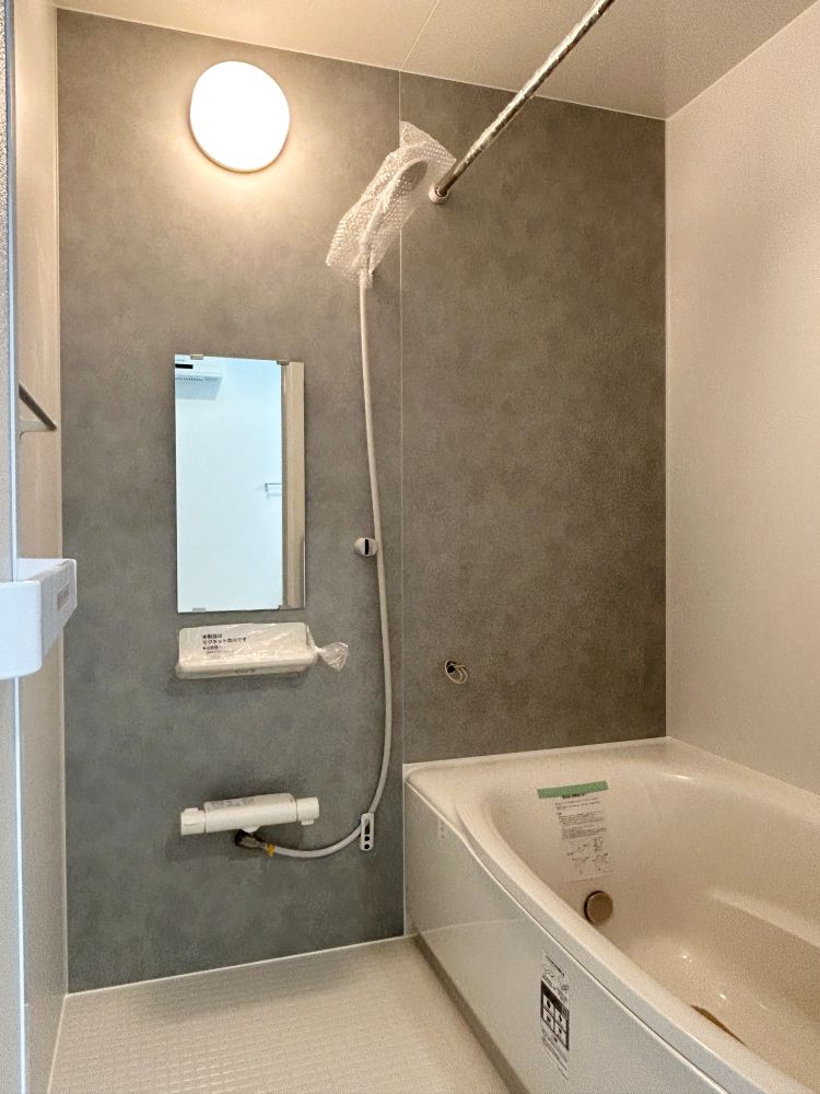 サーモフロアで水はけが良いので清潔な浴室を保ちます。浴室乾燥機も付いてます！