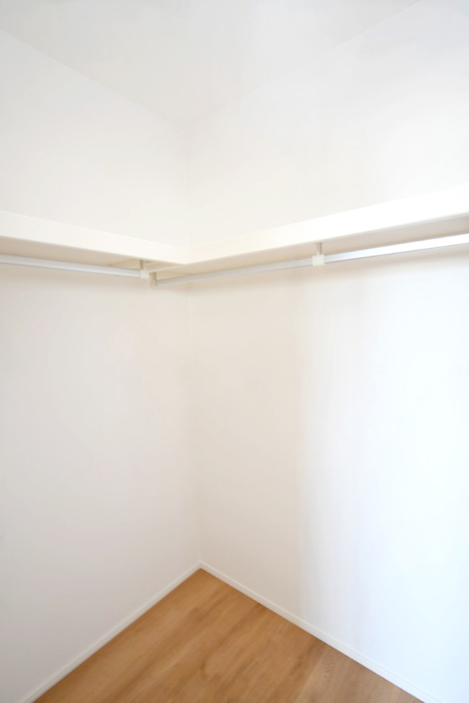 衣類だけでなく、キャリーバッグや衣類ボックス の収納も容易となる大型サイズで設計されたウォ ークインクローゼットをご用意※施工事例です。実物とは異なります。