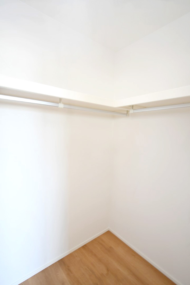 衣類だけでなく、キャリーバッグや衣類ボックス の収納も容易となる大型サイズで設計されたウォ ークインクローゼットをご用意※施工事例です。実際の建物とは異なります。