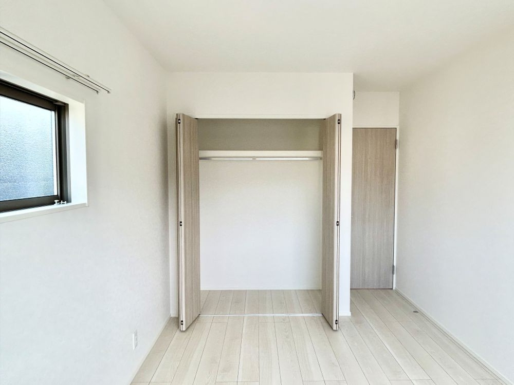 全居室収納付き！ハンガーパイプ付き棚で高さも160cmとお子様でも一人で掛けられる高さです♪※施工事例です。実際とは異なります。