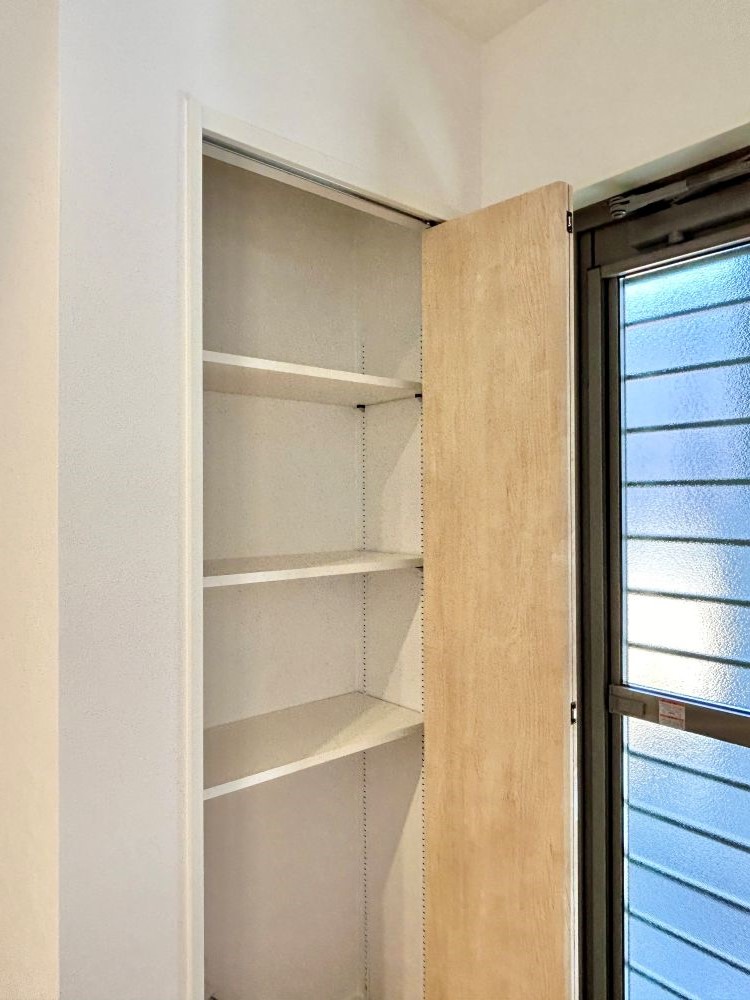 キッチン後ろには可動棚を設置！扉付きでパントリーとしてご使用していただけます。※施工事例になります。実際と色やデザインが異なりますので詳しくはお問い合わせください。