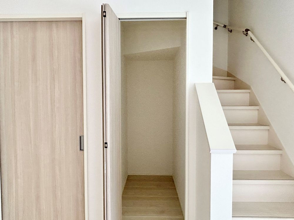 1F階段横に収納完備。掃除用具や季節用品の収納にもピッタリです。※施工事例です。実際とは異なります。