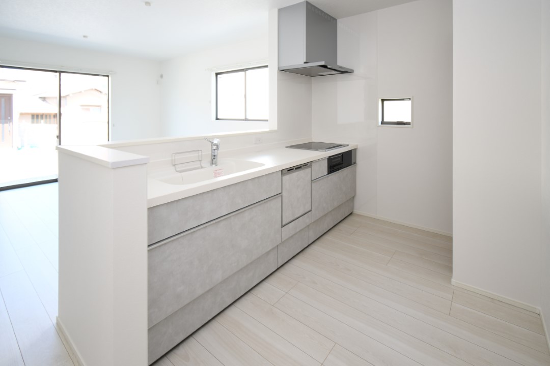 対面式キッチンは家事をしながら家族を見守り、コミュニケーションの取れる人気のスタイル。食洗器付きで洗い物の時間を削減でき、家事の負担を軽減してくれるキッチンです。※施工事例です。実物とは異なります。詳しくはお問い合わせください。