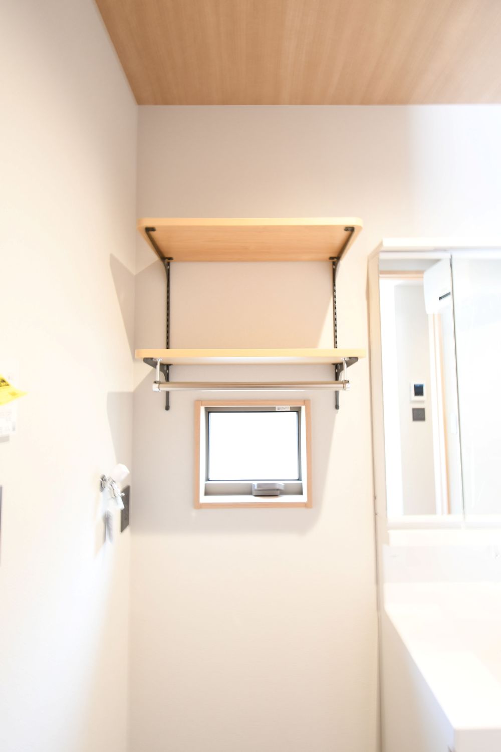 洗濯機上のデッドスペースを収納に！ シャンプーや洗剤のストック、掃除道具の収納にも！※施工事例です。実物とは異なります。詳しくはお問い合わせください。