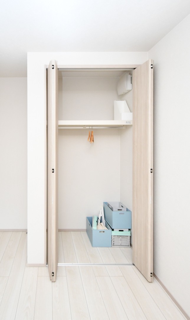 【全居室収納｜統一感のあるシンプルデザイン】 全室にクローゼットを完備。明るいグレージュの建具で空間に統一感を持たせ、主張しすぎないシンプルなデザインが上品な印象を与えます。