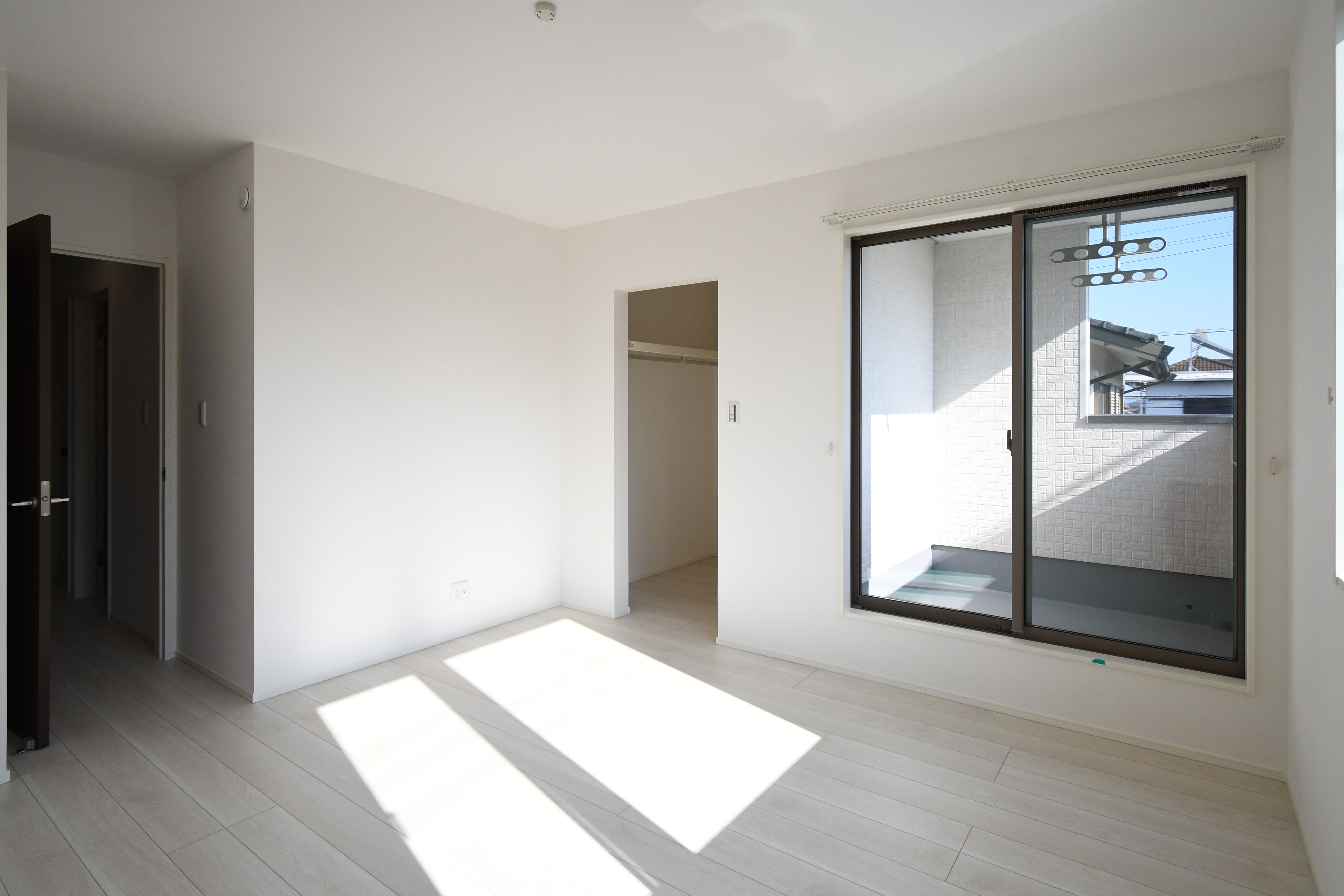 8.5帖の主寝室。大きな窓から光が差し込み、明るく温かみのある居室に仕上げました。※施工事例です。実際とは異なります。