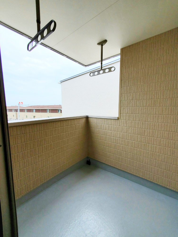屋根付きバルコニーで急な雨で洗濯物が濡れる心配も少ない設計♪ 天井吊りパイプで足回りもすっきり♪