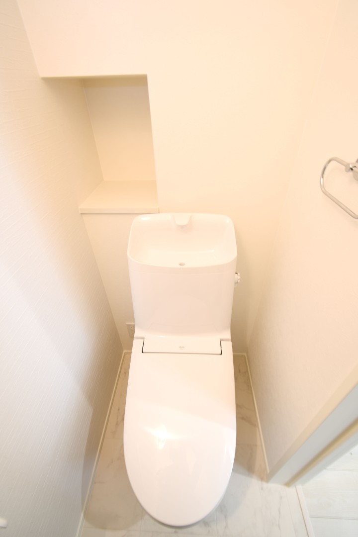  温水洗浄便座トイレ。新素材により、気になる便座もサッとひとふきでキレイになります。