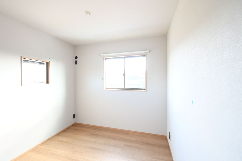 【2階もスタイリッシュに】3つの居室それぞれにデザイン性のあるクロスとハイドアを採用。子ども部屋にも上質な印象を添えます。