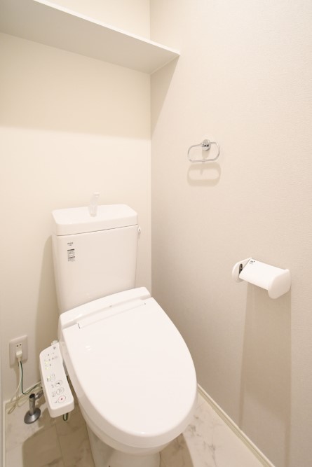 2階にもトイレを設置！新素材により、気になる便座もサッとひとふきでキレイになります。