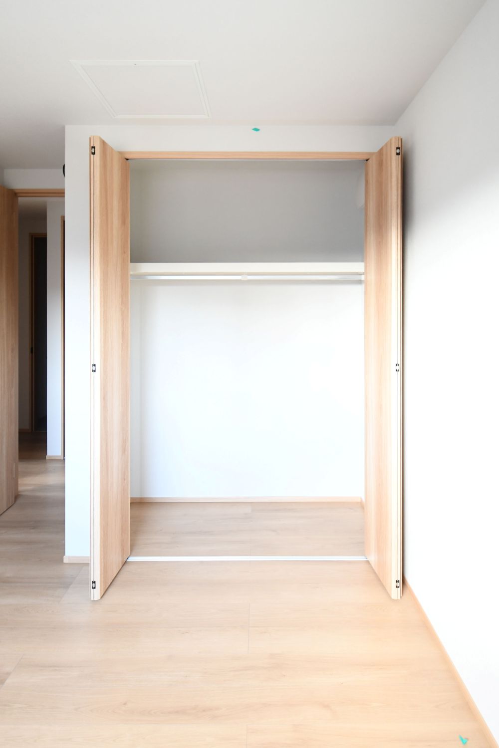 全居室収納付き！ハンガーパイプ付き棚で高さも160cmとお子様でも一人で掛けられる高さです♪