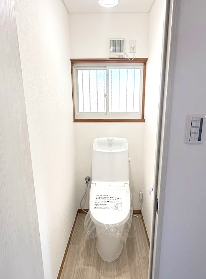 温水洗浄便座トイレ。新素材により、気になる便座もサッとひとふきでキレイになります。※リフォーム済