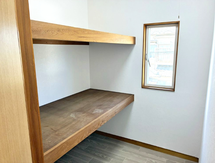 頑丈な棚付きで収納力大の2階納戸。小窓付きで換気がしやすく、大切な荷物も安心して保管できます。