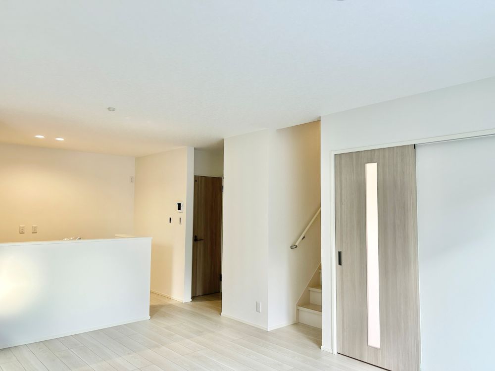 シンプルな内装は、お好みの家具やインテリアで自由にアレンジ可能。自分らしい空間を創り上げたい方にぴったりです。