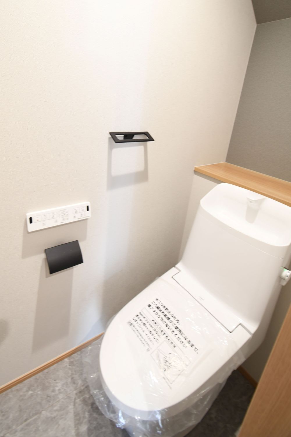 新素材により、気になる便座もサッとひとふきでキレイになります。ブラックのアクセントがポイント！※施工事例です。実際とは異なります。