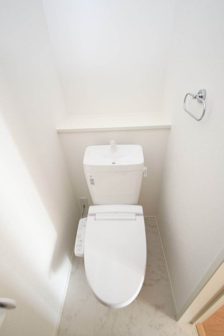  温水洗浄便座トイレ。新素材により、気になる便座もサッとひとふきでキレイになります。