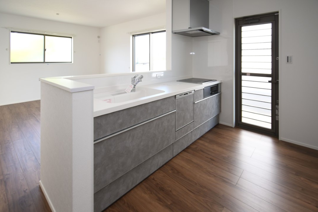 対面式キッチンは家事をしながら家族を見守り、コミュニケーションの取れる人気のスタイル。食洗器付きで洗い物の時間を削減でき、家事の負担を軽減してくれるキッチンです。 ※施工事例です。実物とは異なります。