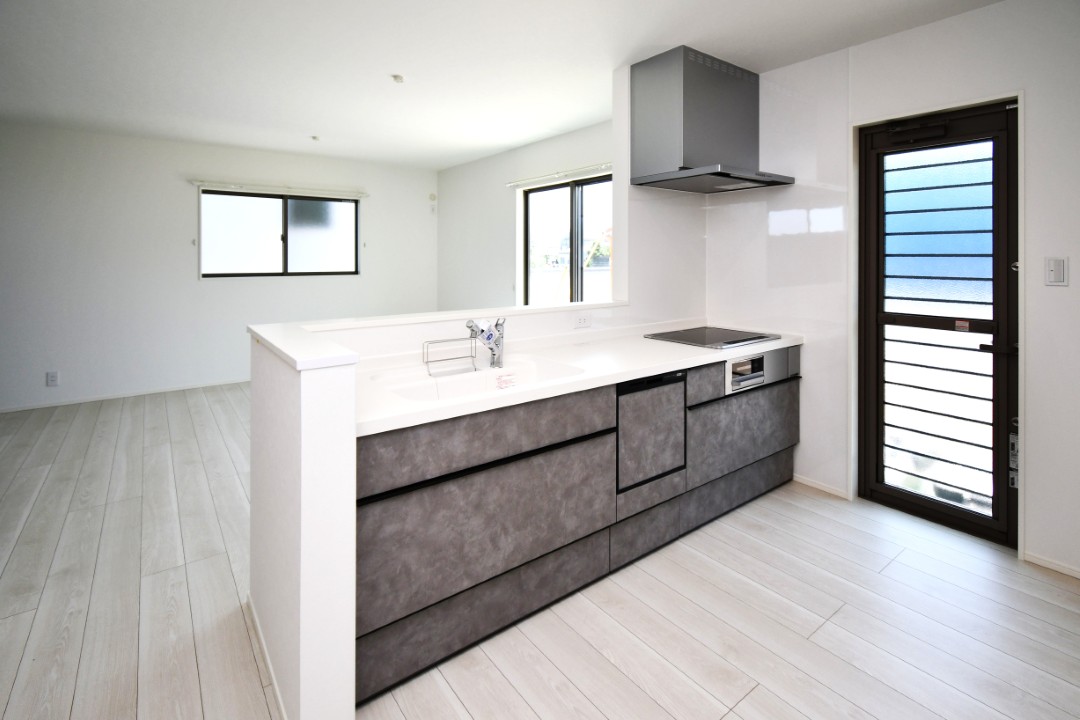 対面式キッチンは家事をしながら家族を見守り、コミュニケーションの取れる人気のスタイル。食洗器付きで洗い物の時間を削減でき、家事の負担を軽減してくれるキッチンです。