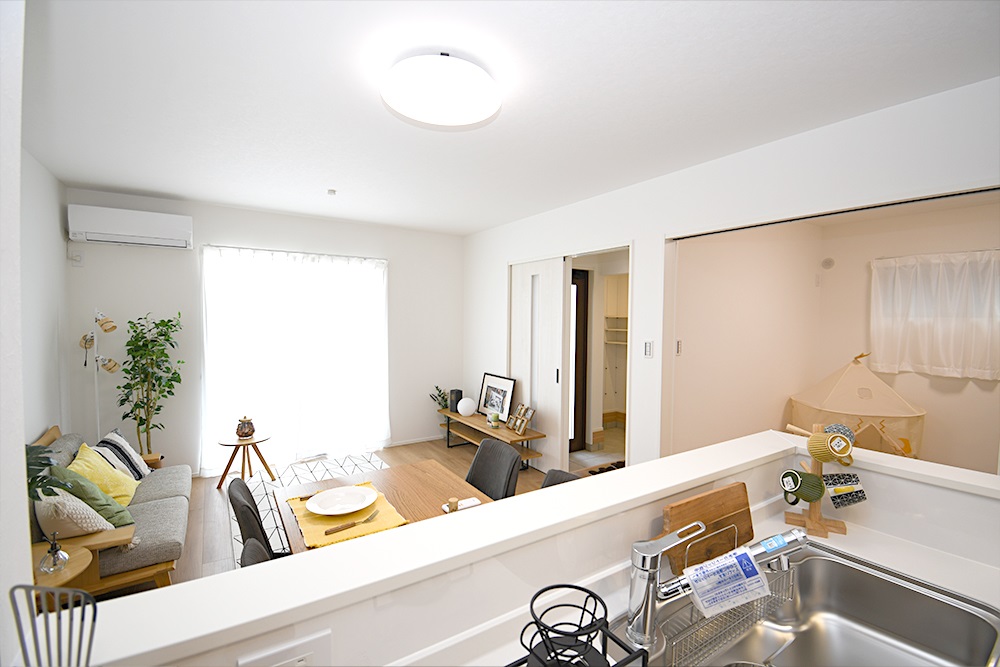 対面式キッチンは家事をしながら家族を見守り、コミュニケーションの取れる人気のスタイル。食洗器付きで洗い物の時間を削減でき、家事の負担を軽減してくれるキッチンです。 ※施工事例です。実物とは異なります。