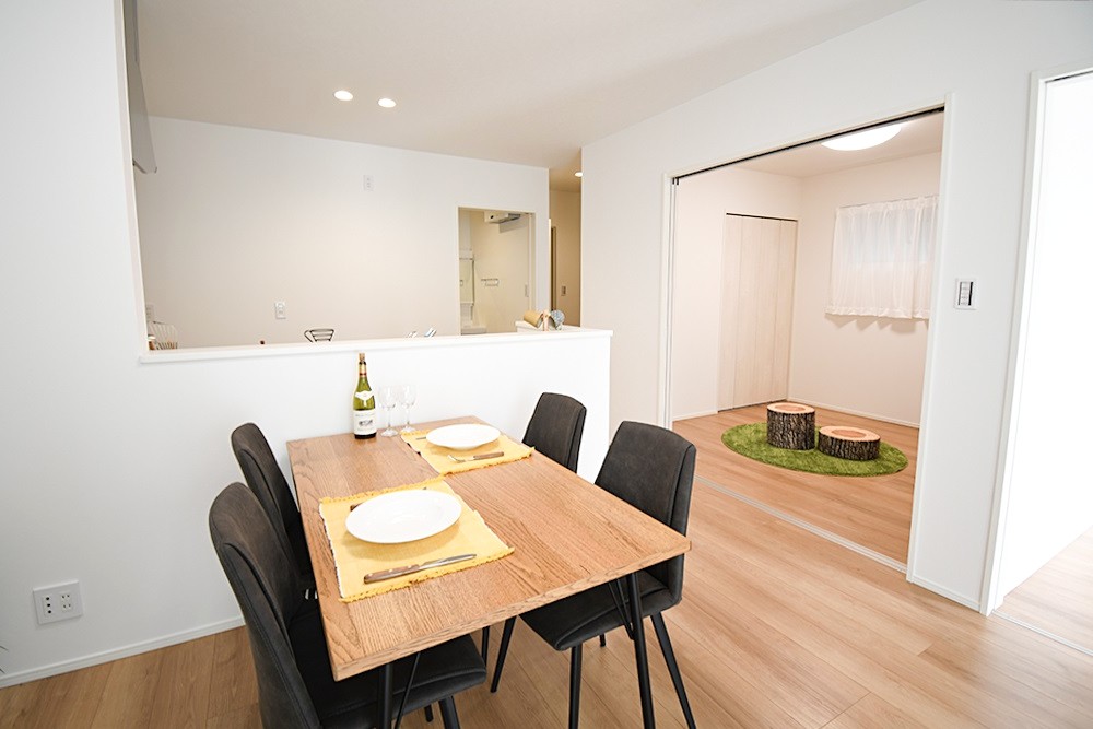 家族が集まるリビングは広々15.1帖！キッチンからもリビングが見渡せるため、どこに居ても家族を感じ、会話もはずみますね。※施工事例です。実際とは異なります。