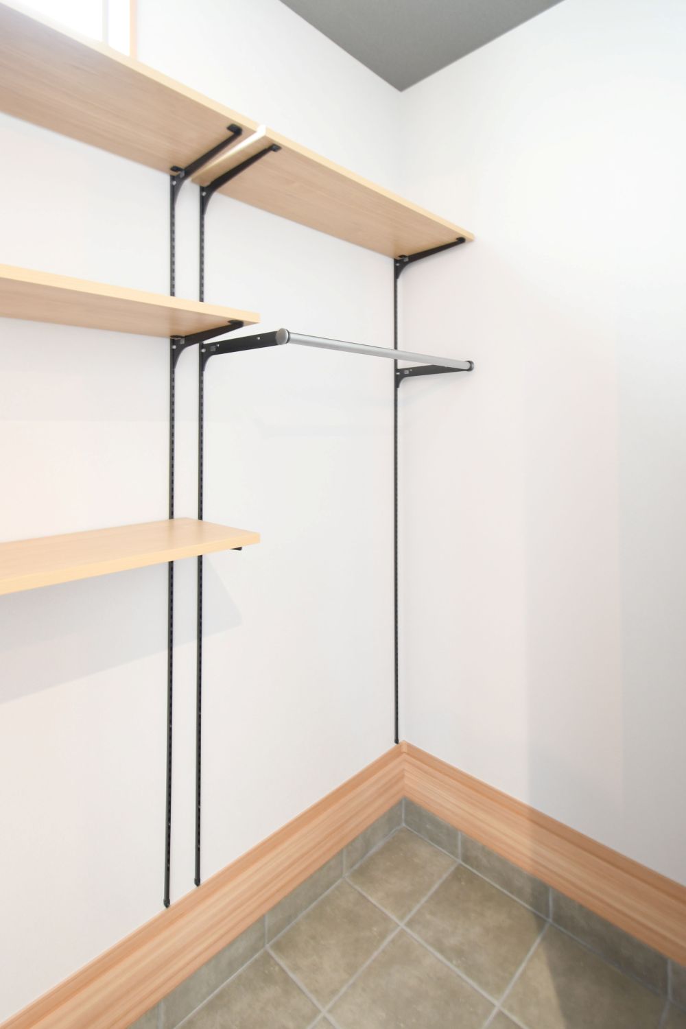 大容量のシューズクローゼット。靴はもちろん、ベビーカーなどのお子様用品や、ゴルフバッグ、釣り道具など趣味のものを収納するにもぴったりです。