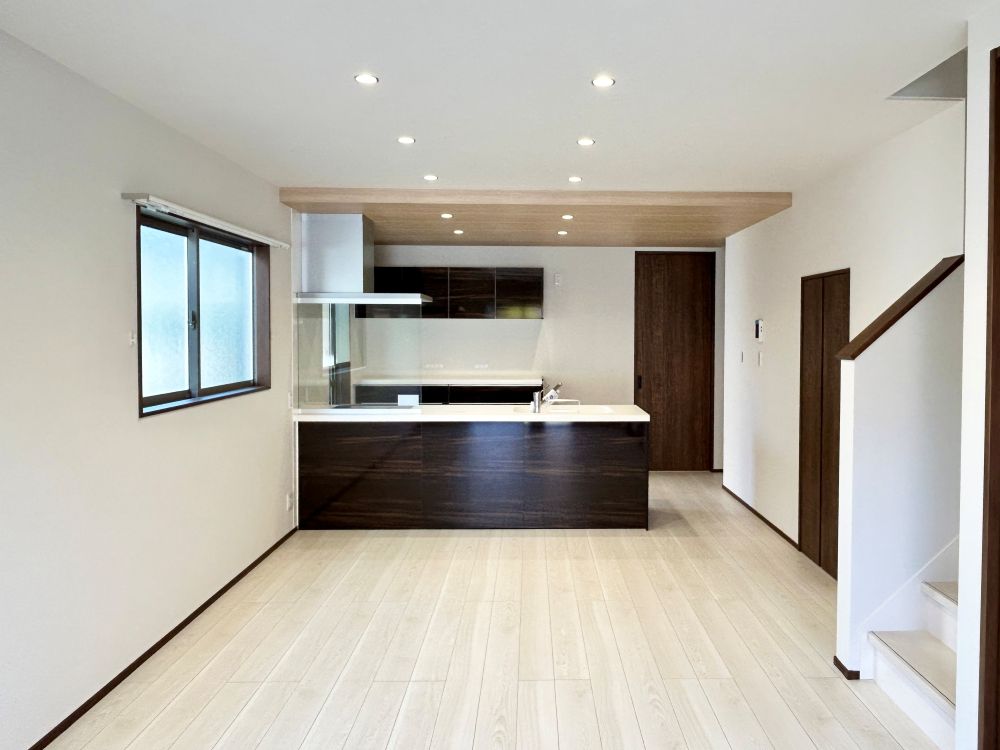 17.5帖の広々としたリビング。ペニンシュラ型キッチン＆ガラスフードで視線が抜ける開放感設計に仕上げました。