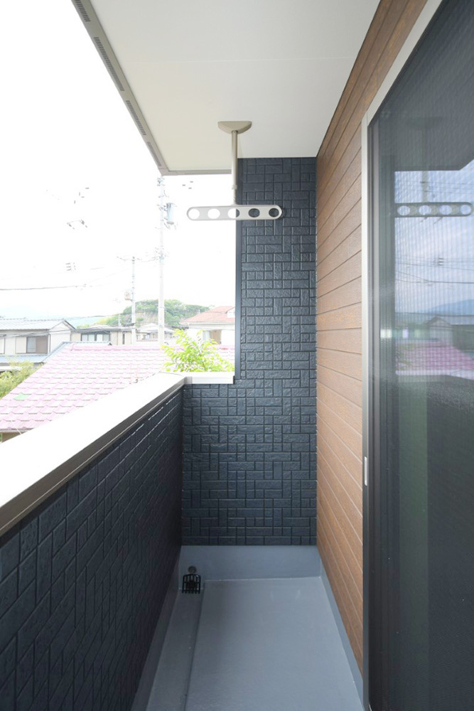屋根付きバルコニーで急な雨で洗濯物が濡れる心配も少ない設計♪天井吊りパイプで足回りもスッキリ！※施工事例です。実物とは異なります。