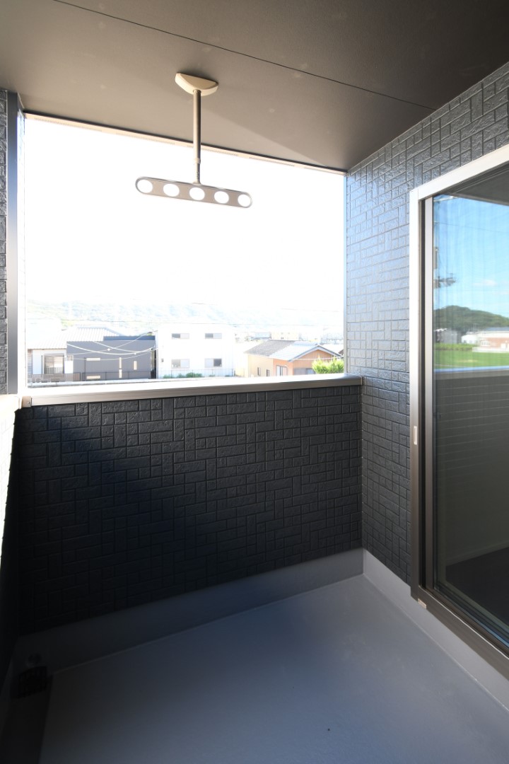 屋根付きバルコニーで急な雨で洗濯物が濡れる心配も少ない設計♪ 天井吊りパイプで足回りもすっきり♪※施工事例です。実物とは異なります。詳しくはお問い合わせください。