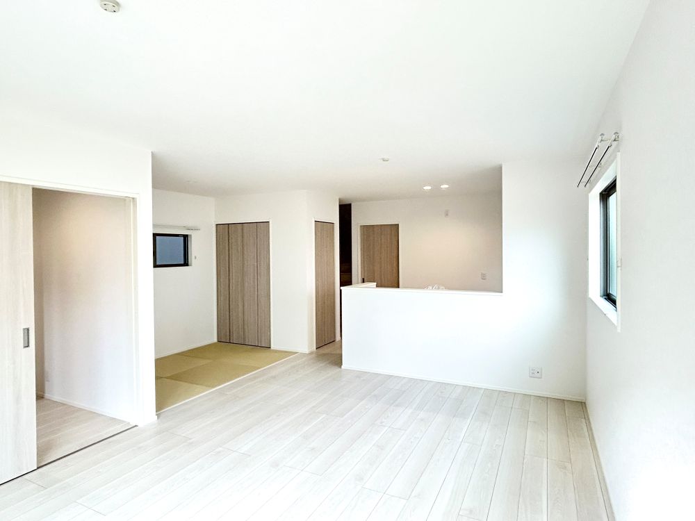 16.6帖の広々としたLDKは家族でゆったり過ごせます。LDKに隣接する3帖のタタミコーナーは、お子様の遊び場など多目的に使えます♪