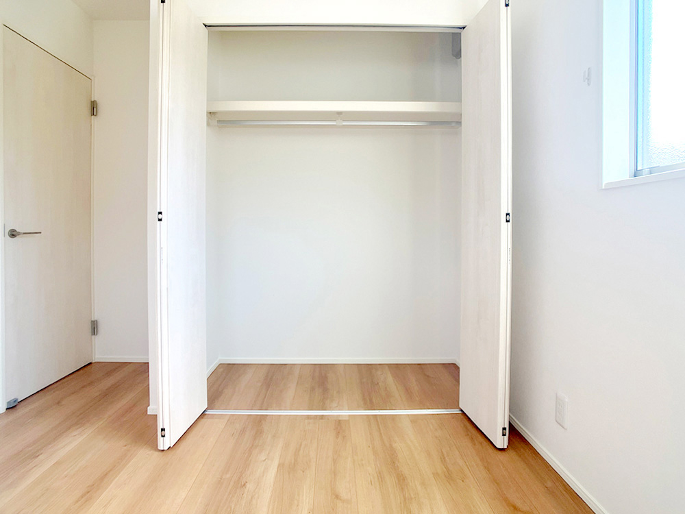 ２階は寝室以外に洋室が２部屋あります！クローゼット付きの洋室です♪※施工事例になります。実際と色やデザインが異なりますので詳しくはお問い合わせください。