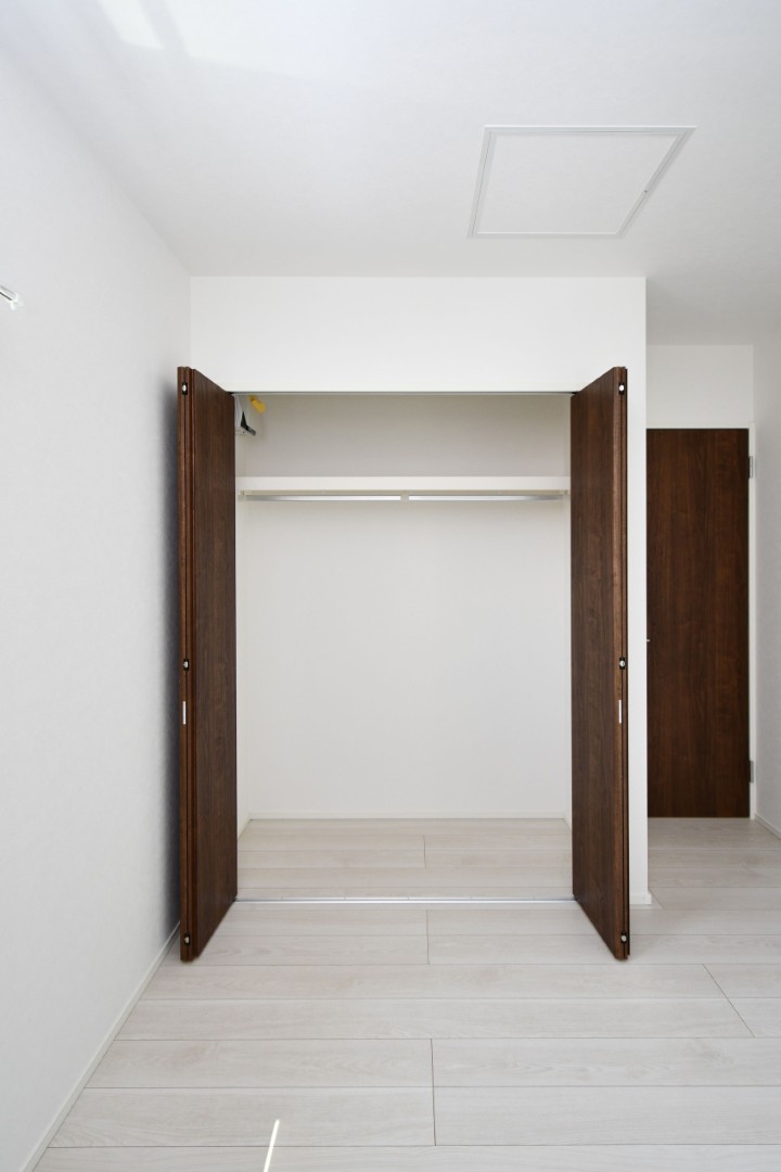 全居室収納付き！たっぷり収納できます♪大切なお洋服もスッキリ収納できます。 