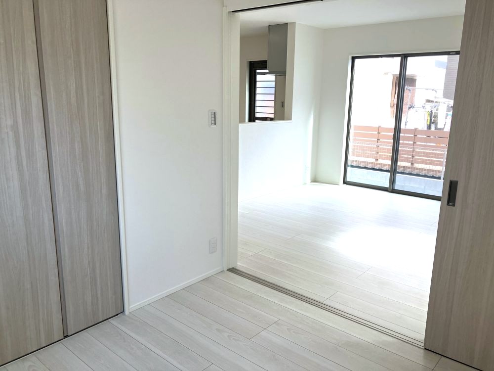 1F居室は生活スタイルに応じて、一体的に利用することができます。お子様用のキッズリビングや、来客時の寝室として仕切ったり幅広く利用できます♪