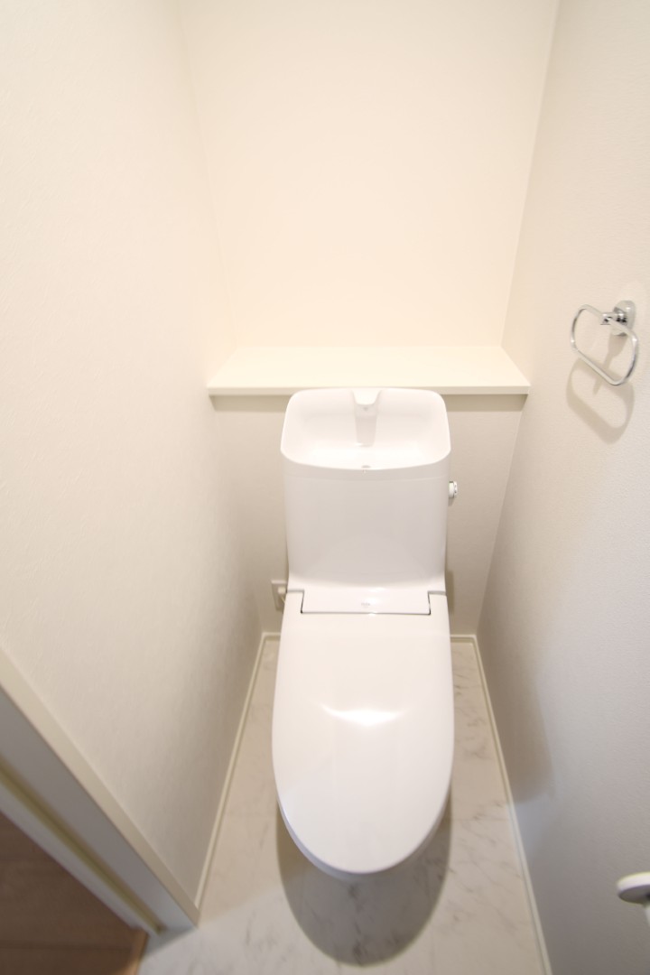  温水洗浄便座トイレ。新素材により、気になる便座もサッとひとふきでキレイになります。