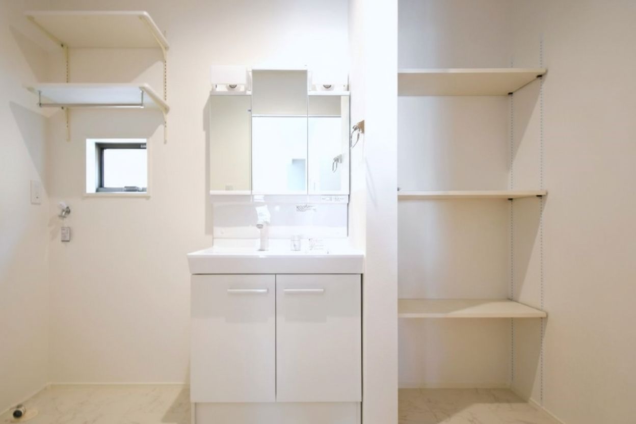 鏡面裏収納には毎日使う日用品や家電などをしまっておけるので、身支度の時もサッと使えて便利です。窓付きで湿気対策もバッチリ！※画像はイメージです