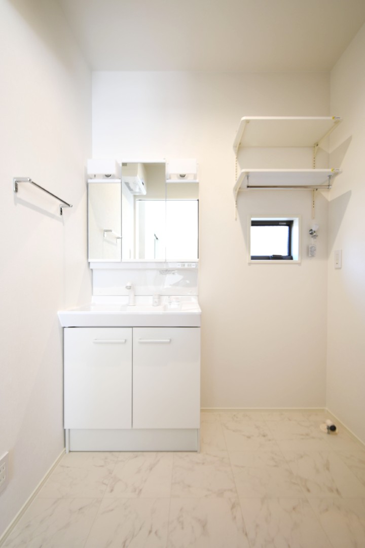 三面鏡の裏は収納スペースとなっており、物が多くなりがちな洗面台まわりをスッキリ保つことができます。