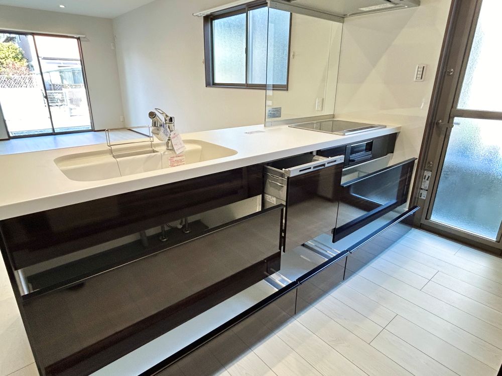 ペニンシュラ型キッチンに食洗器や浄水栓も標準装備の充実設備。キッチンに立つのが楽しみになるデザイン性と機能性を両立。