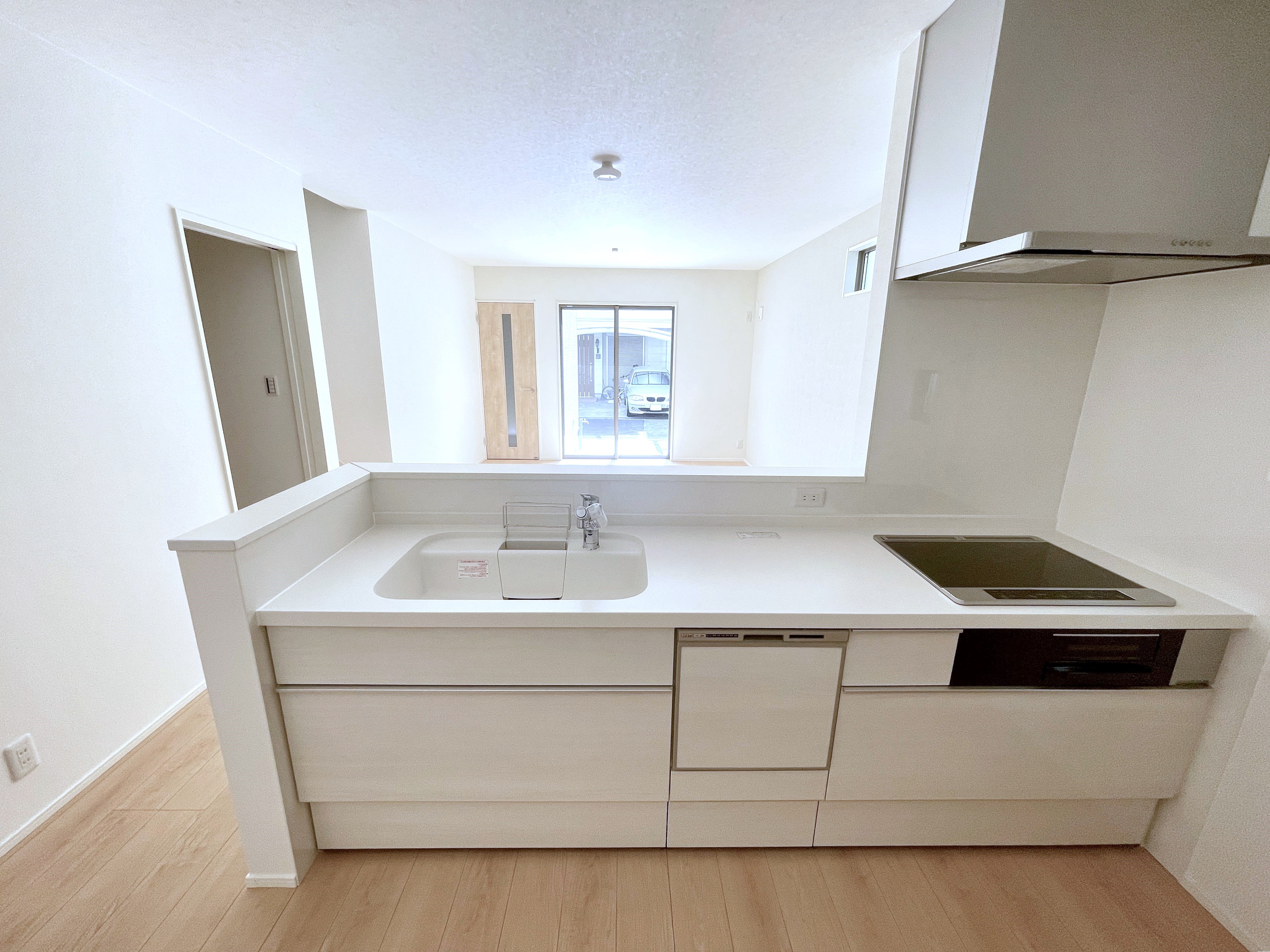 対面式キッチンは家事をしながら家族を見守り、コミュニケーションの取れる人気のスタイル。食洗器付きで洗い物の時間を削減でき、家事の負担を軽減してくれるキッチンです。※施工事例です。実物とは異なります。