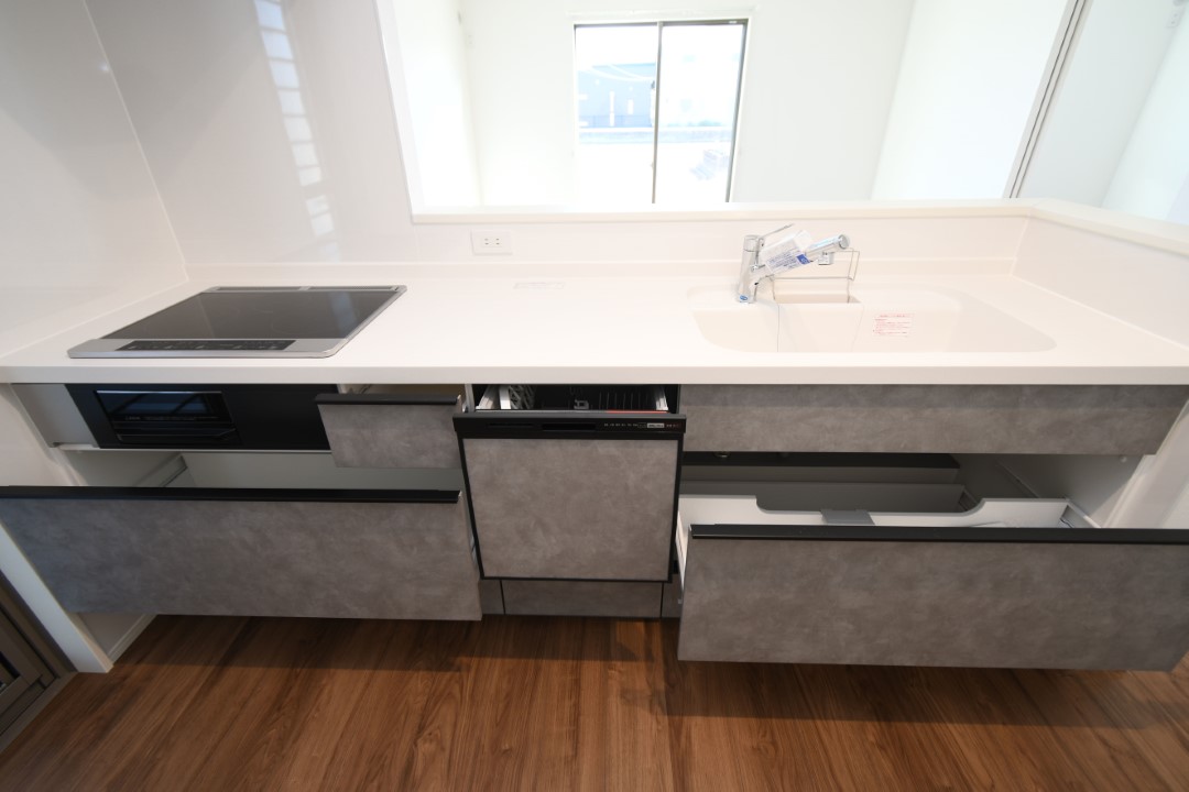 キッチンからはダイニングキッチンが見渡せます。キッチンからもリビングが見渡せるため、どこに居ても家族を感じ、会話もはずみますね。 ※施工事例です。実物とは異なります。詳しくはお問い合わせください。