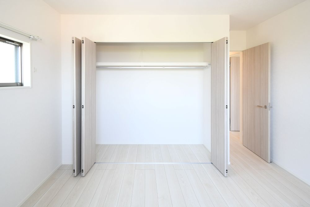 寝室クローゼットは横幅が約2.4m。オフシーズンの洋服や家電などもすっきりと収納できます。※画像はイメージです。