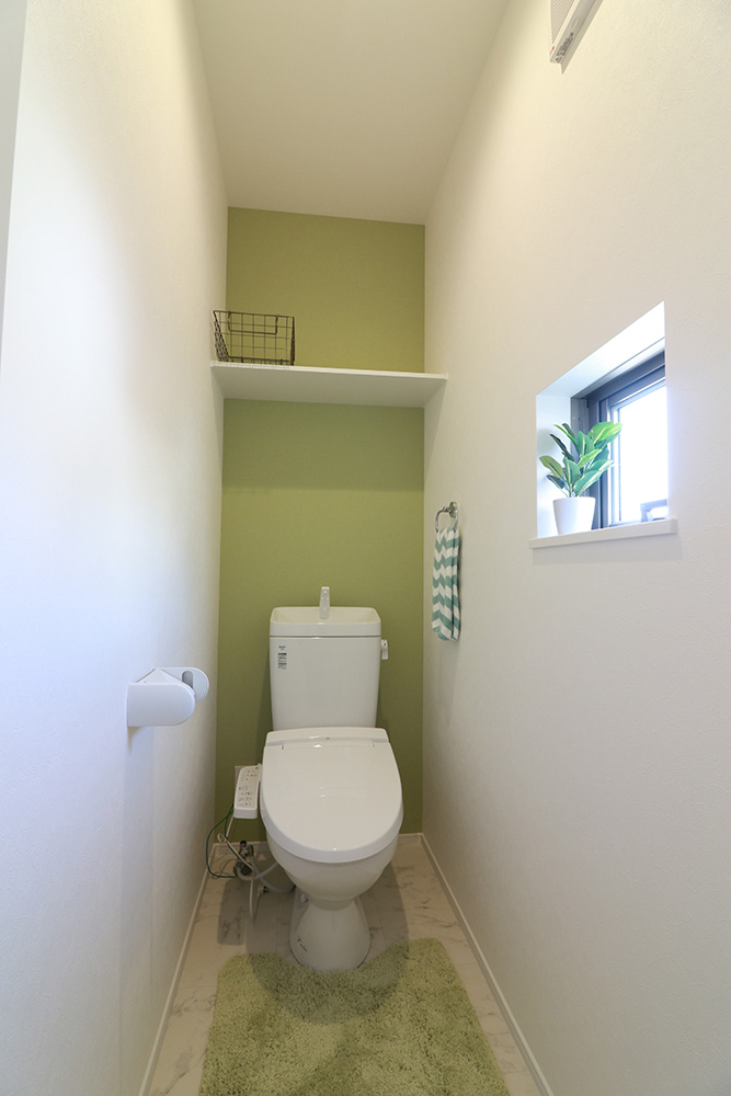 お手入れしやすい素材のトイレだから、汚れもさっと一拭き♪2階にもトイレがあるのでご家族が多くても安心♪　※施工事例です。実際の建物とは異なります。詳しくはお問い合わせください。