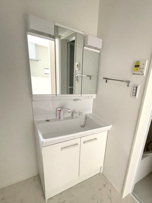 三面鏡の裏は収納スペースとなっており、物が多くなりがちな洗面台まわりをスッキリ保つことができます。