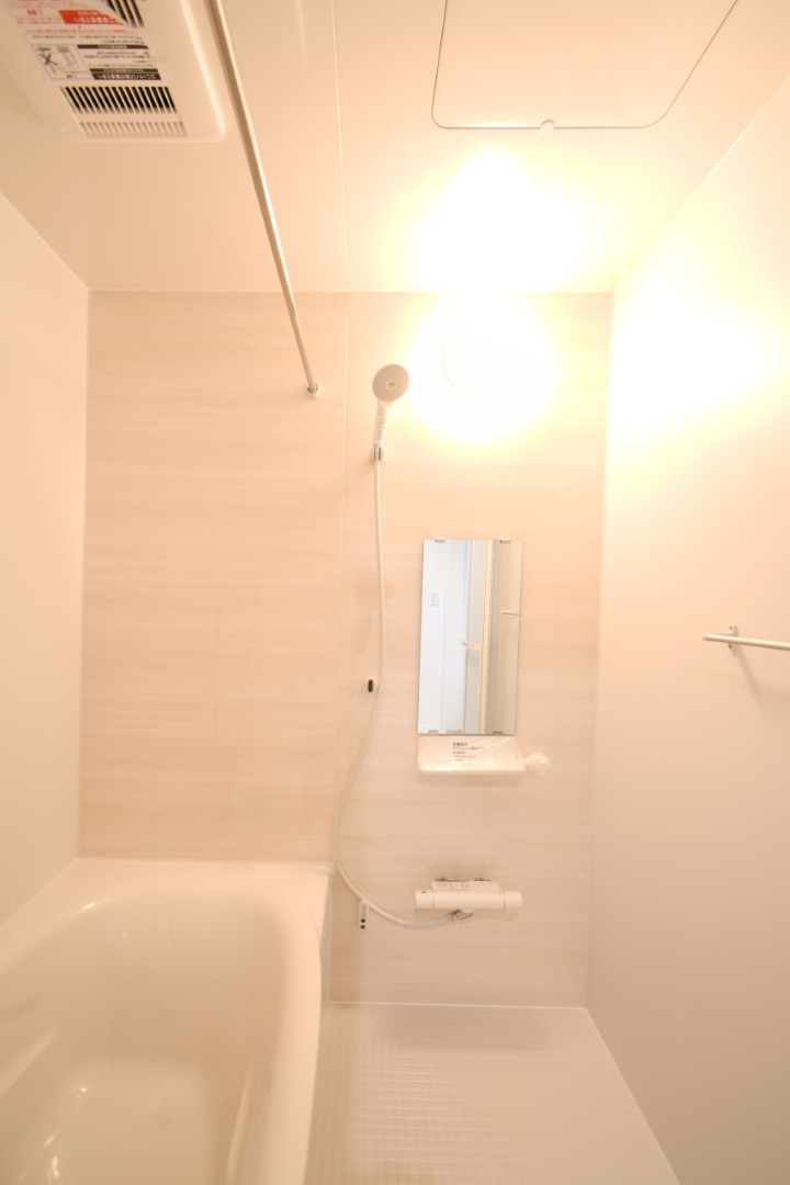 1日の疲れをほぐす、とっておきのリラクゼーションタイムを楽しむバスルーム。 美しく、機能的なデザインを採用、清潔感あふれる心地よい空間づくりにこだわりました。