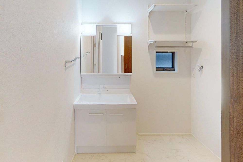 三面鏡の裏は収納スペースとなっており、物が多くなりがちな洗面台まわりをスッキリ保つことができます。