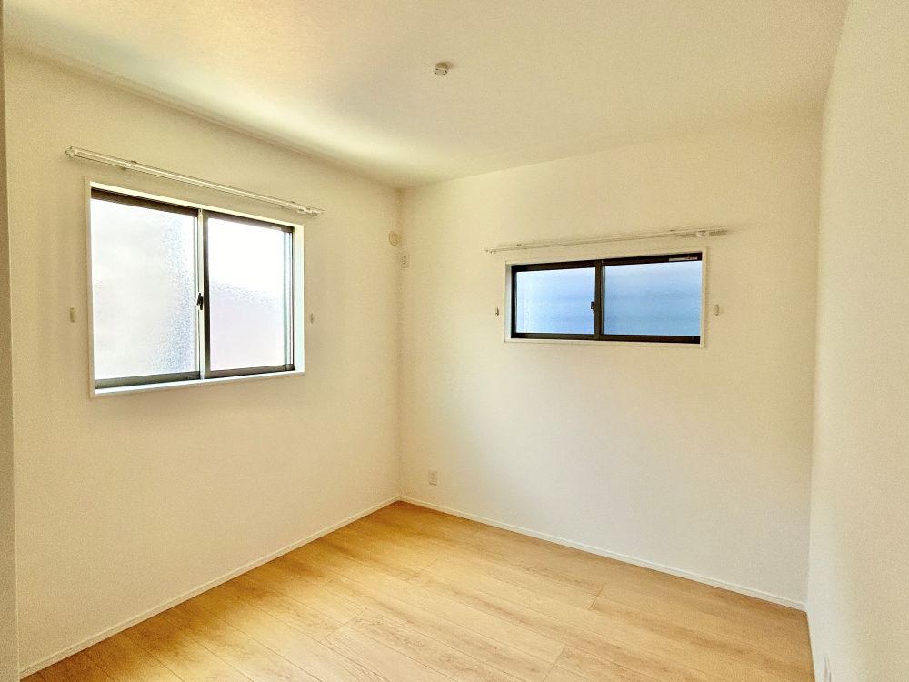 2階は主寝室の他に2室！お子様の部屋や趣味の部屋にすることで主寝室回りがスッキリします♪在宅勤務用のオフィス部屋にも！※施工事例です。実際とは異なります。