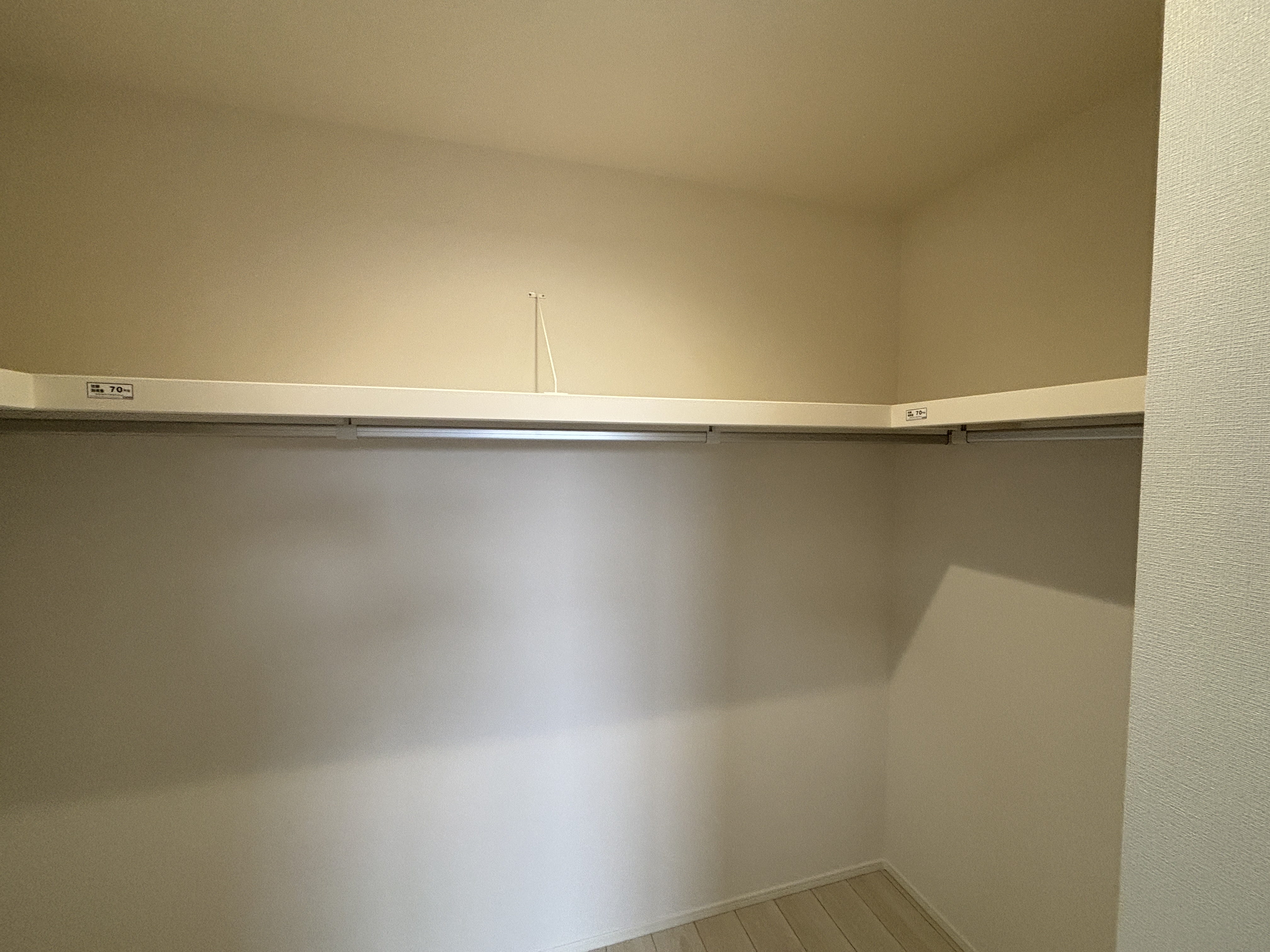 衣類だけでなく、キャリーバッグや衣類ボックス の収納も容易となる大型サイズで設計されたウォ ークインクローゼットをご用意※施工事例です。